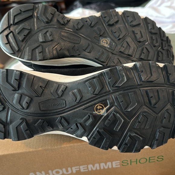 NWB Black waterproof sneakers size 10. Brand new in box - Picture 8 of 8